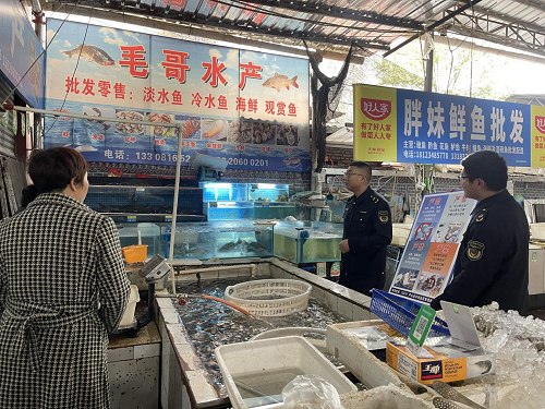 蘆山縣市場監督管理局開展長江禁漁常態化檢查，嚴防水產品零售環節違規行為